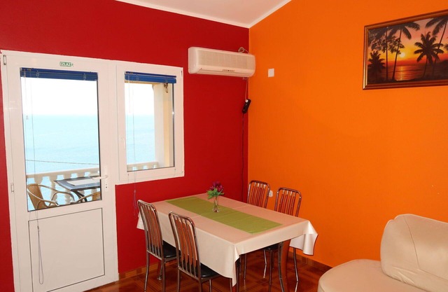 Cosy apartment for 2 guests with A/C, WIFI, TV, terrace and parking