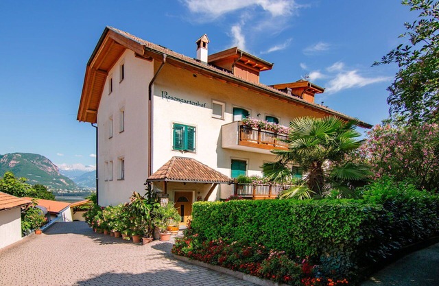 Cosy apartment for 2 guests with WIFI, pool, TV and patio