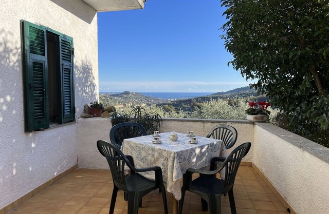 Cosy apartment for 4 guests with WIFI, A/C, TV, terrace, pets allowed, panoramic view and parking