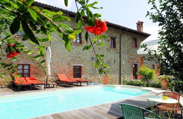Cosy apartment for 4 guests with pool, terrace and parking