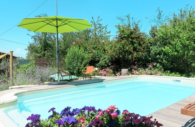 Cosy apartment for 4 people with pool, terrace and parking