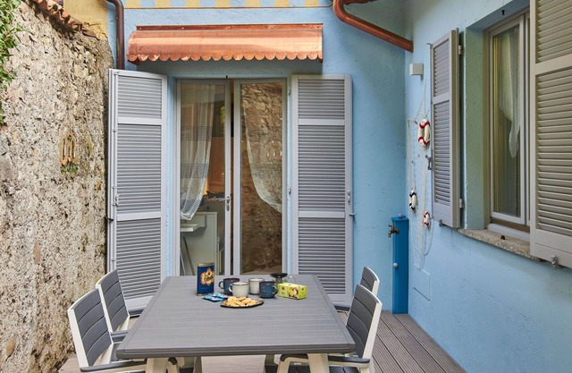 Cosy apartment for 4 people with WIFI, A/C, TV, terrace and pets allowed