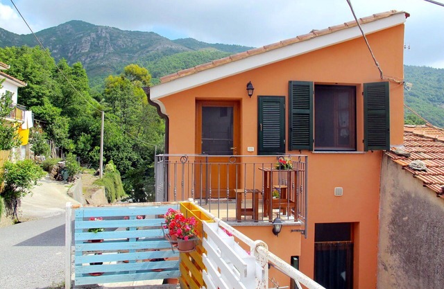 Cosy apartment for 4 people with WIFI, TV, patio, pets allowed, panoramic view and parking