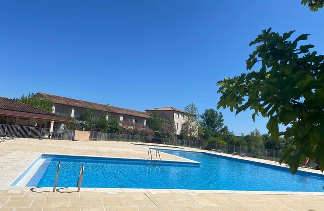 Cosy apartment for 4 people with pool, WIFI, TV, terrace, pets allowed and parking