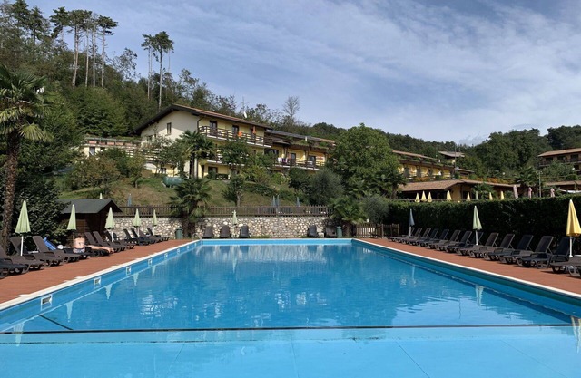 Cosy apartment for 4 people with hot tub, pool, WIFI, TV, terrace and pets allowed