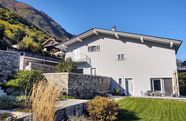 Cosy apartment for 4 people with WIFI, A/C, TV, patio and parking