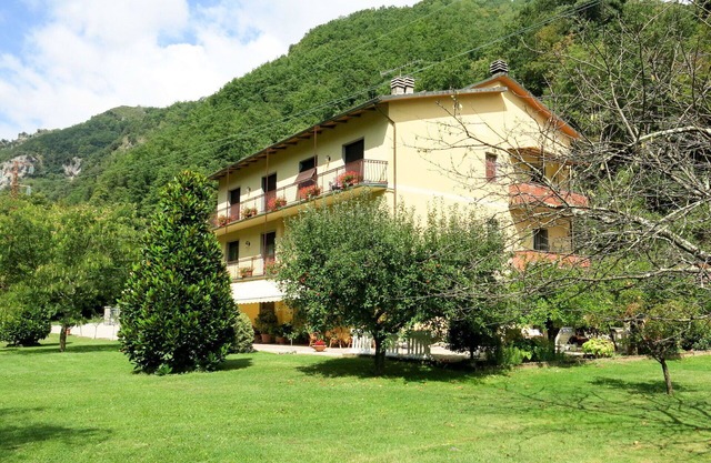 Cosy apartment for 5 guests with WIFI, pool, TV, patio and parking