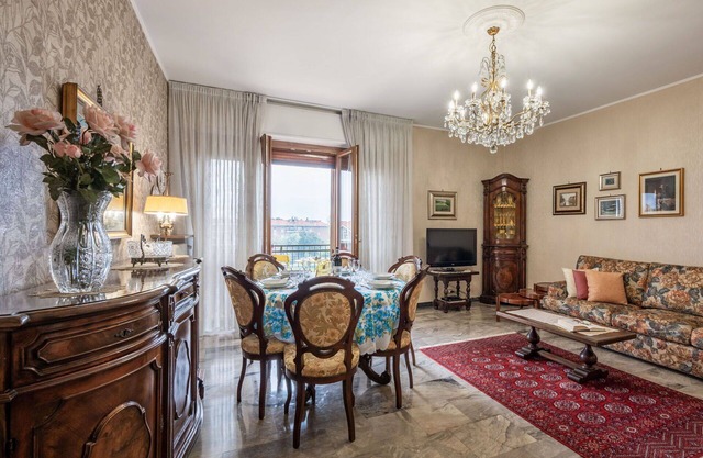 Cosy apartment for 6 guests with WIFI, A/C, TV, balcony and parking