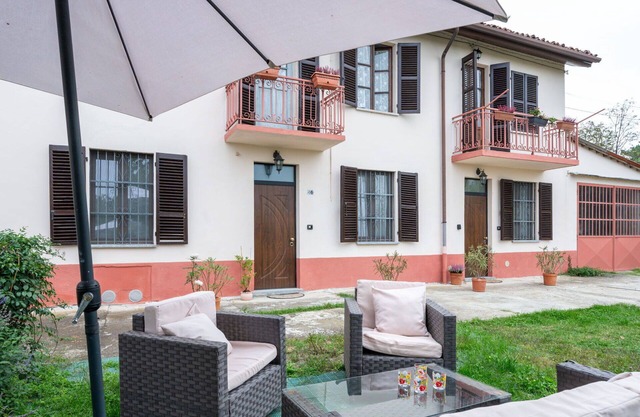 Cosy apartment for 6 people with WIFI, patio, pets allowed, panoramic view and parking