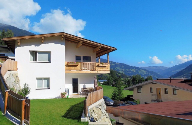Cosy apartment for 8 people with WIFI, TV, terrace and parking