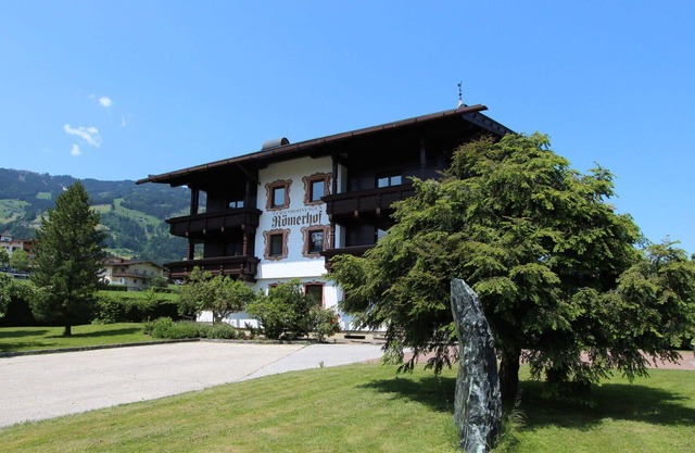 Cosy apartment for 4 guests with WIFI, TV, balcony, pets allowed, panoramic view and parking