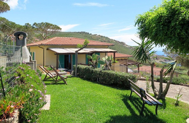 Cosy apartment for 5 people with WIFI, TV, patio and parking