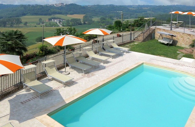 Cosy apartment for 4 people with WIFI, pool, TV, patio, pets allowed and parking