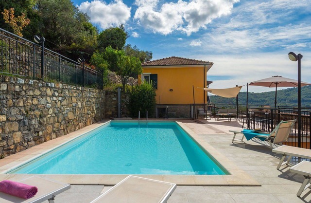 Cosy apartment for 6 people with pool, WIFI, TV, patio and panoramic view
