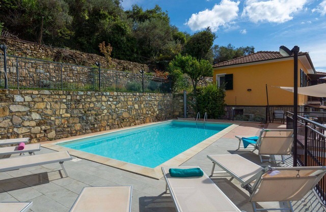 Cosy apartment for 18 people with WIFI, private pool, TV, patio, panoramic view and parking