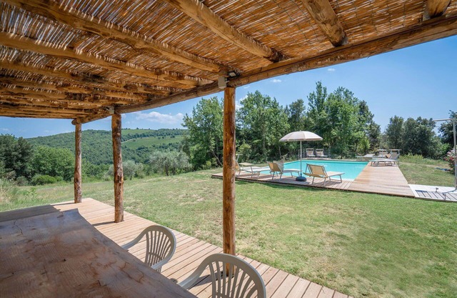 Cosy apartment in villa with pool, A/C, WIFI, TV, balcony, pets allowed, close to San Gimignano
