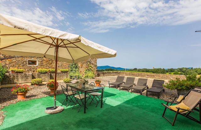 Cosy apartment in villa for 6 people with A/C, pool, WIFI, patio and parking