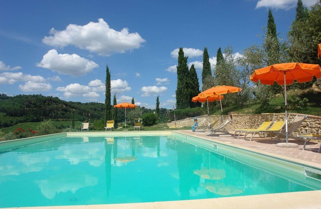 Cosy apartment in villa with pool, WIFI, TV, patio and panoramic view, close to San Gimignano