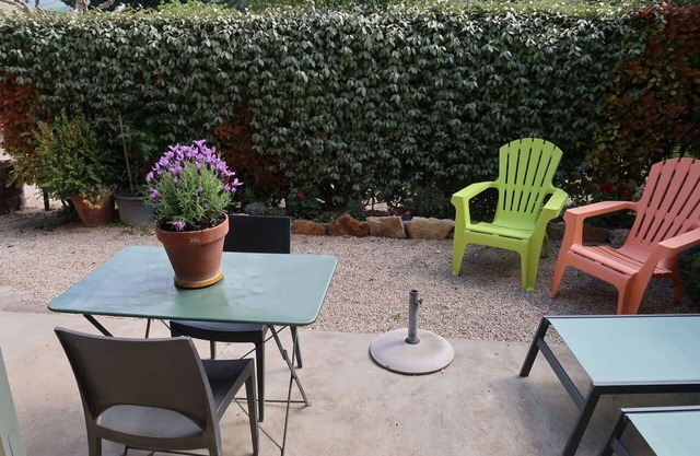 Cosy apartment in villa for 2 people with WIFI, TV, patio and parking