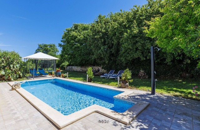 Cosy apartment in villa for 4 guests with pool, WIFI, A/C, TV, terrace, pets allowed and parking