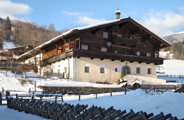Cosy apartment in villa for 10 guests with WIFI, TV, patio, pets allowed and parking