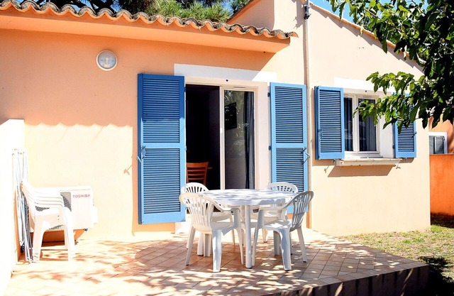 Cosy apartment in villa for 8 people with pool, WIFI, TV, terrace, pets allowed and parking