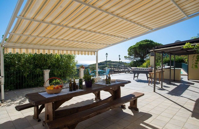 Cosy apartment for 30 people with hot tub, A/C, WIFI, pool, TV, patio and parking