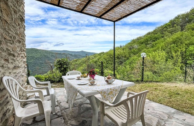Cosy apartment for 4 guests with WIFI, pool, patio, pets allowed and panoramic view