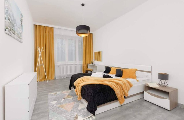 Cosy Apartment on Metro Plac Wilsona by Noclegi Renters