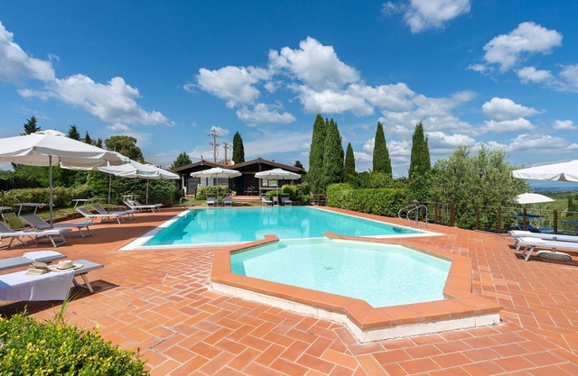 Cosy apartment with pool, A/C, WIFI, TV, veranda, panoramic view and parking, close to San Gimig.