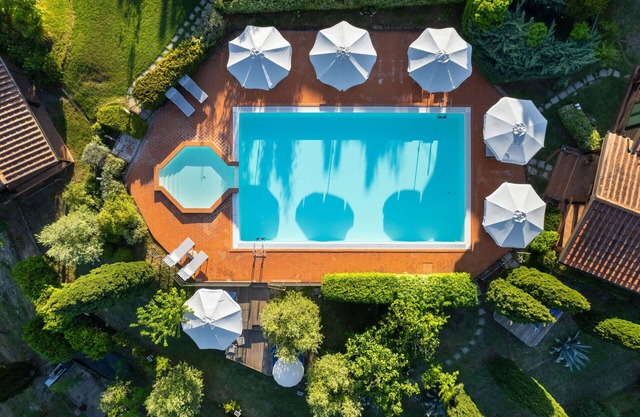 Cosy apartment with pool, A/C, WIFI, TV, terrace, panoramic view and parking, close to San Gimig.