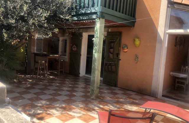 Cosy apartment with shaded terrace and residential pool