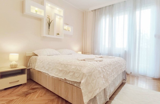 Cosy center Belgrade apartment for 4 people, fast wifi, longer rental possible.