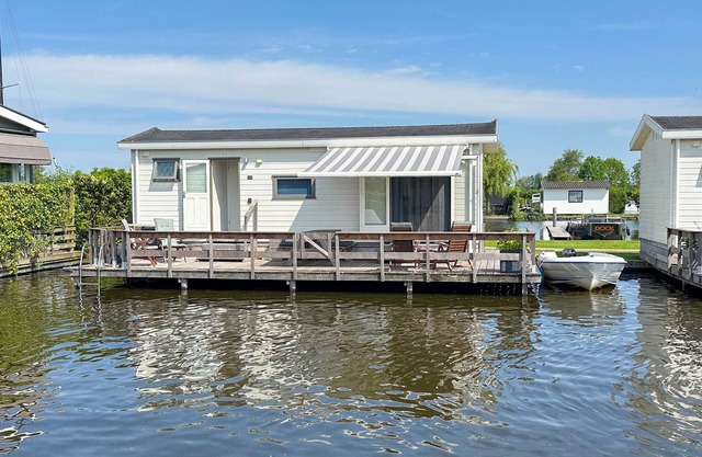 Cosy chalet with jetty