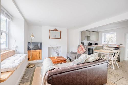 Cosy Cottage in Crewkerne Free on Street Parking