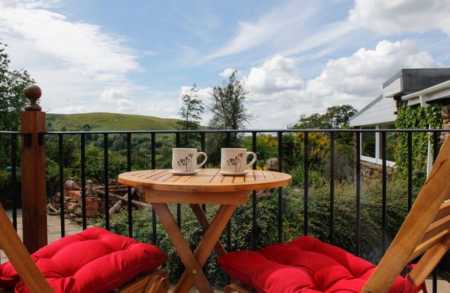 Cosy Countryside Retreat with Log Burner & Mountain Views