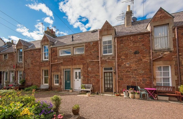 Cosy first-floor mews apartment, close to the beach and tucked away in a quiet courtyard. Sleeps 2