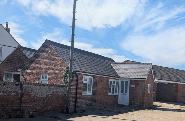 Cosy Georgian cottage, Sleeps 6, 3 bedrooms, RSPB Wallasea Island escapes.