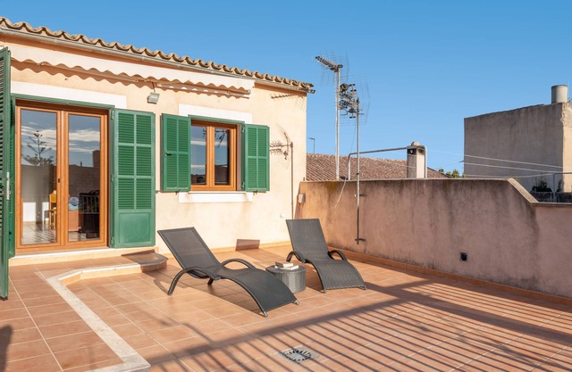 Cosy Holiday Apartment with Wi-Fi, Air Conditioning and Terrace