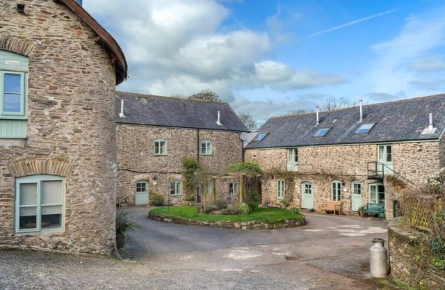 Cosy Home, Huge Garden w/Lake, BBQs & Seating
