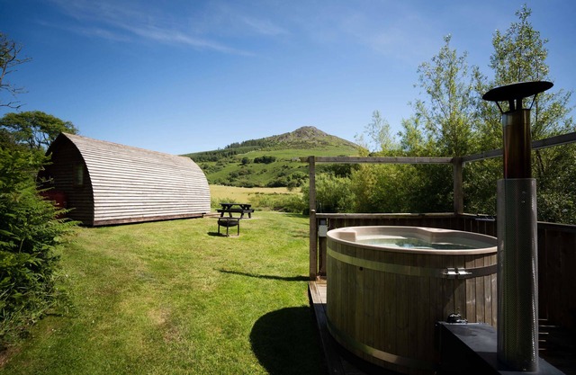 Cosy Rural Cabin With Hot Tub