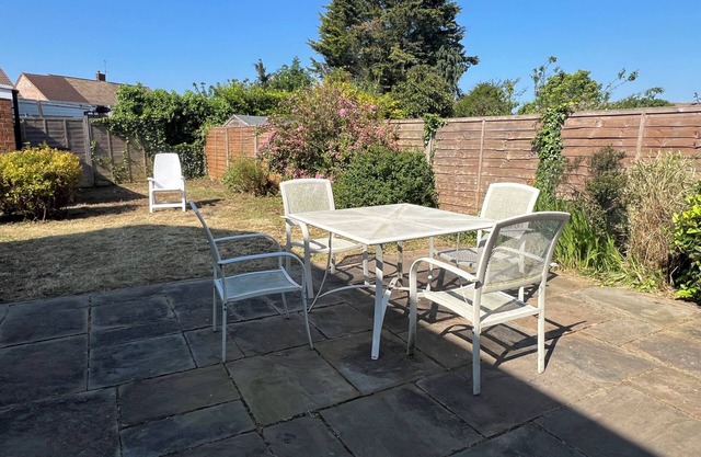 Cosy secure 3 bed house by luton airport with parking