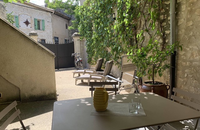 Cosy village house in Provence for 2,4,6 or 8, air-con, courtyard with swim pool