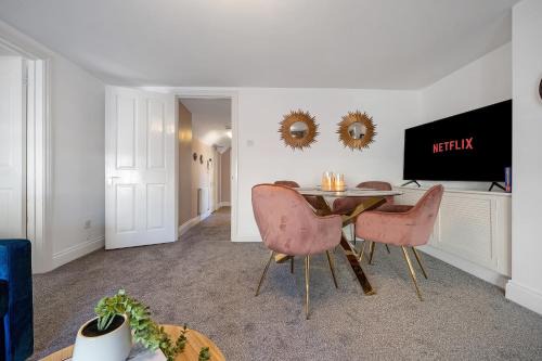 Cotswolds- 2 bed flat in 18th Century building, town centre with Smart TV - Esho Stays