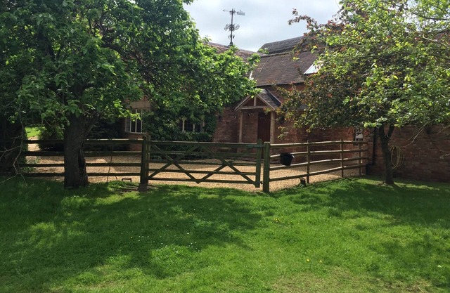 Cotswolds heaven, feed the alpacas and relax in luxury cottage with hot tub