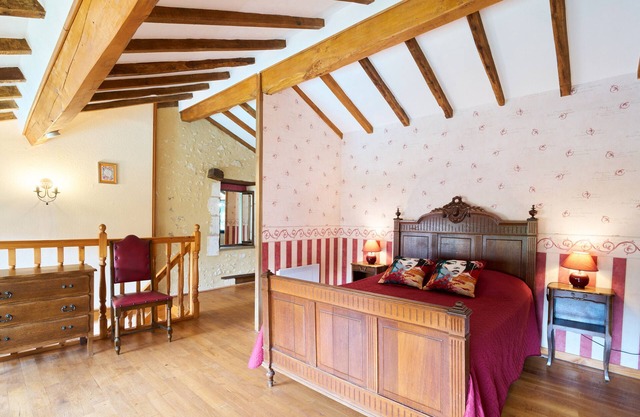 Cottage "L'Atelier" with Shared Pool, Private Terrace, and Wi-Fi