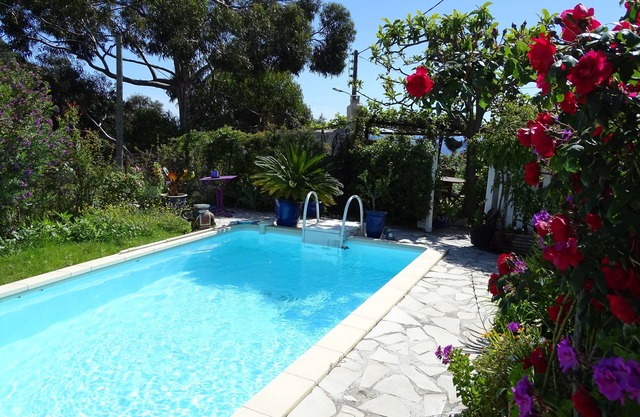 COTTAGE: 2 rooms surrounded by greenery with swimming pool