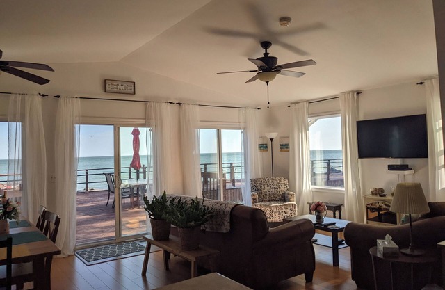 Cottage by the shore - Breathtaking views of Lake Erie - Leamington, Ontario