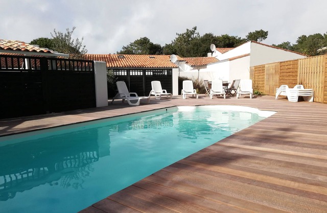 cottage for 4 PEOPLE, 2 BEDROOMS, PRIVATE PATIO, HEATED POOL, PRIVATE PARKING