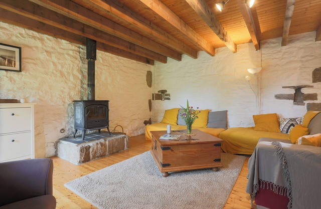 Cottage 'Gîte Le Louarn' with Shared Pool, Shared Garden and Wi-Fi